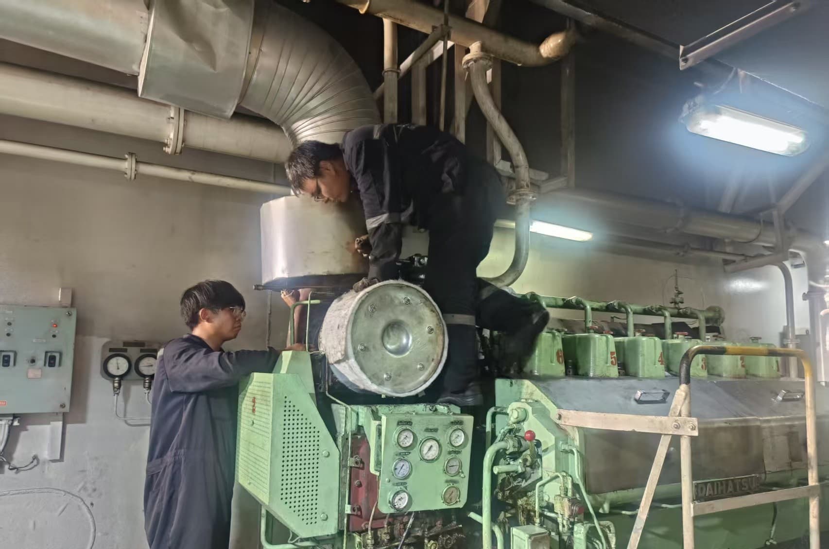 工程师在船舶现场进行增压器安装维修