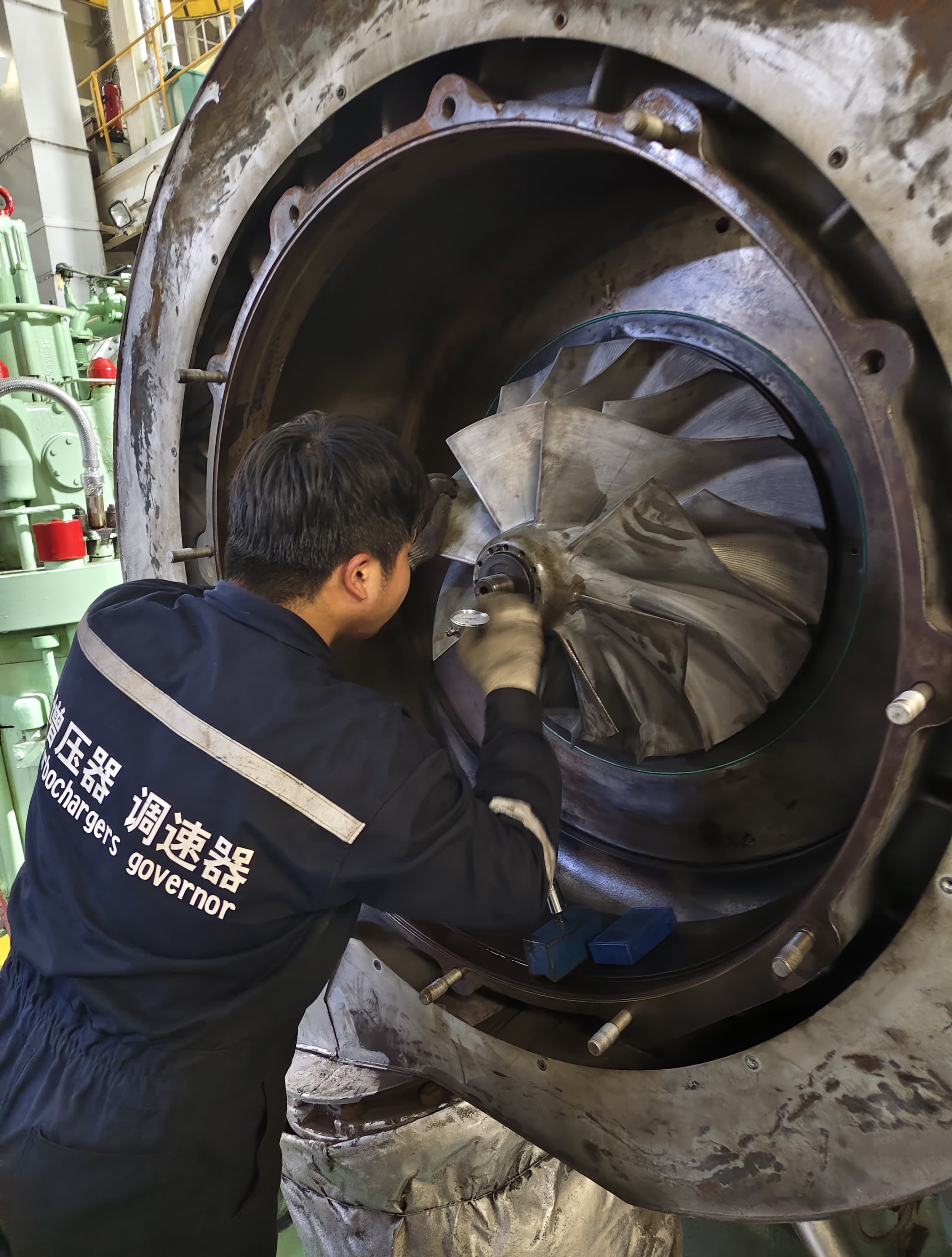 工程师在船舶现场检查大型增压器叶轮
